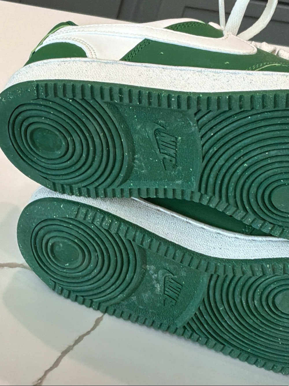 Nike Size 6 Women’s Low-Top Sneakers White Green Worn Trying On Minor Crease - Picture 9 of 16